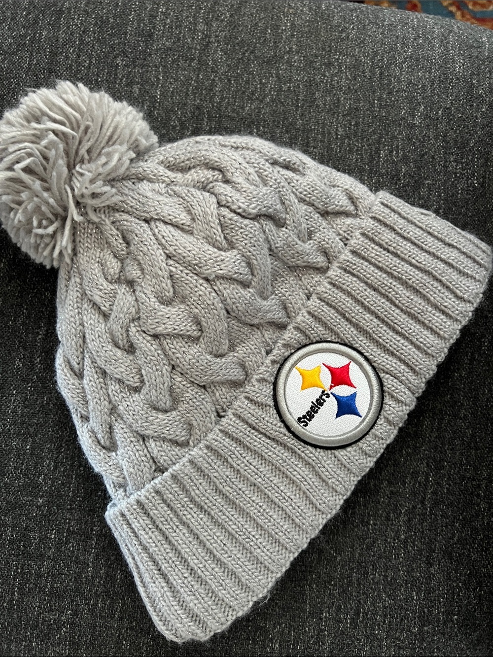 Women’s Steelers NFL New Era Grey Cable-Knit Pom Beanie